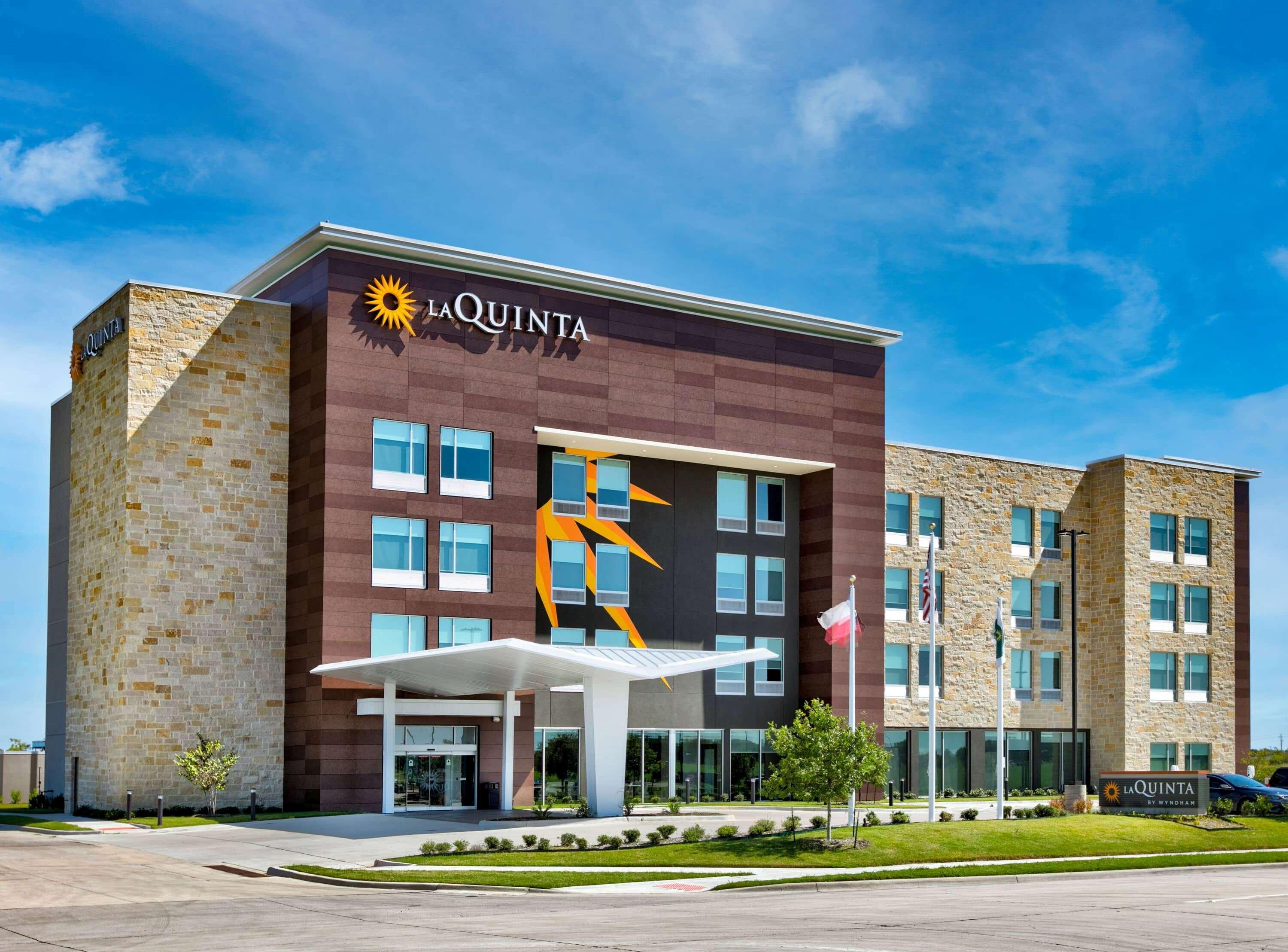 La Quinta Inn & Suites By Wyndham Terrell Exterior photo